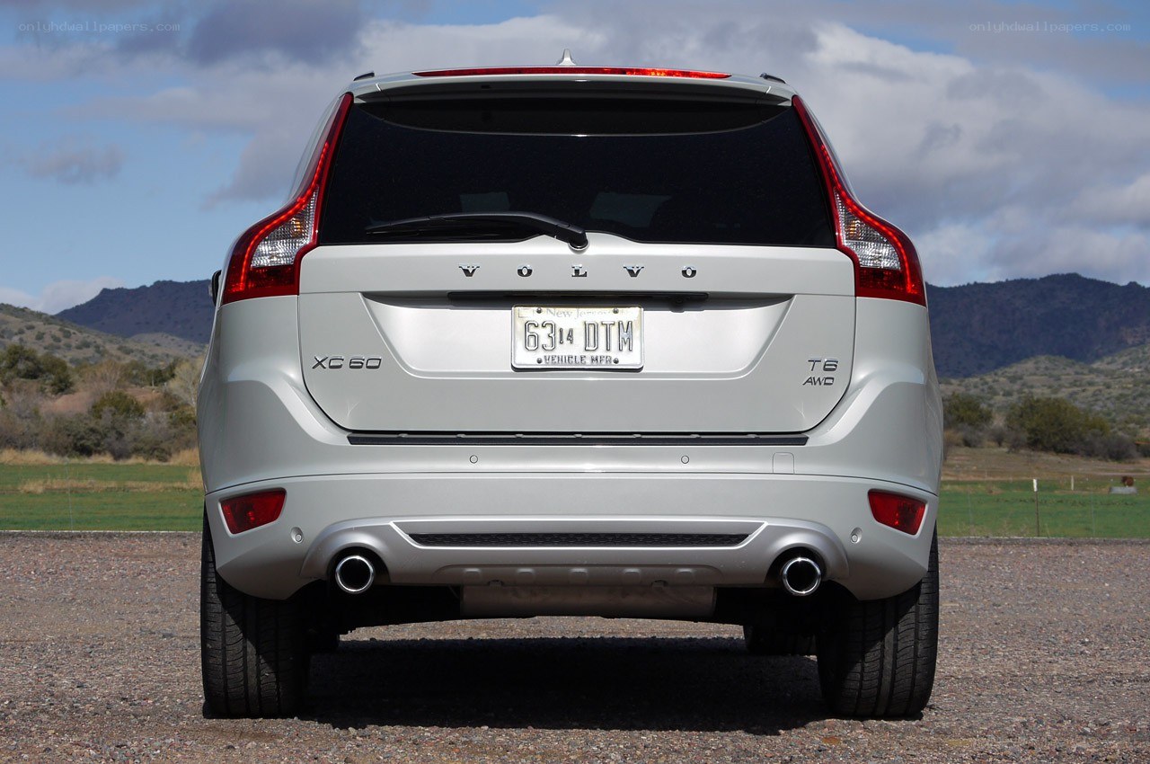 silver volvo xc60 rear view