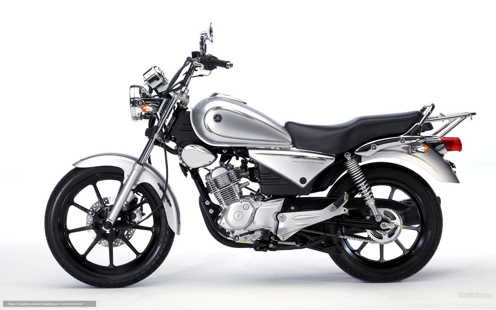silver yamaha motorcycle