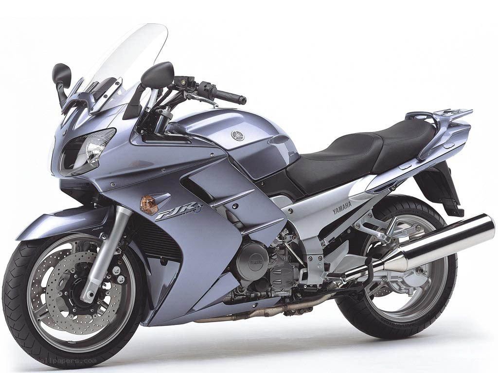 silver yamaha motorcycle