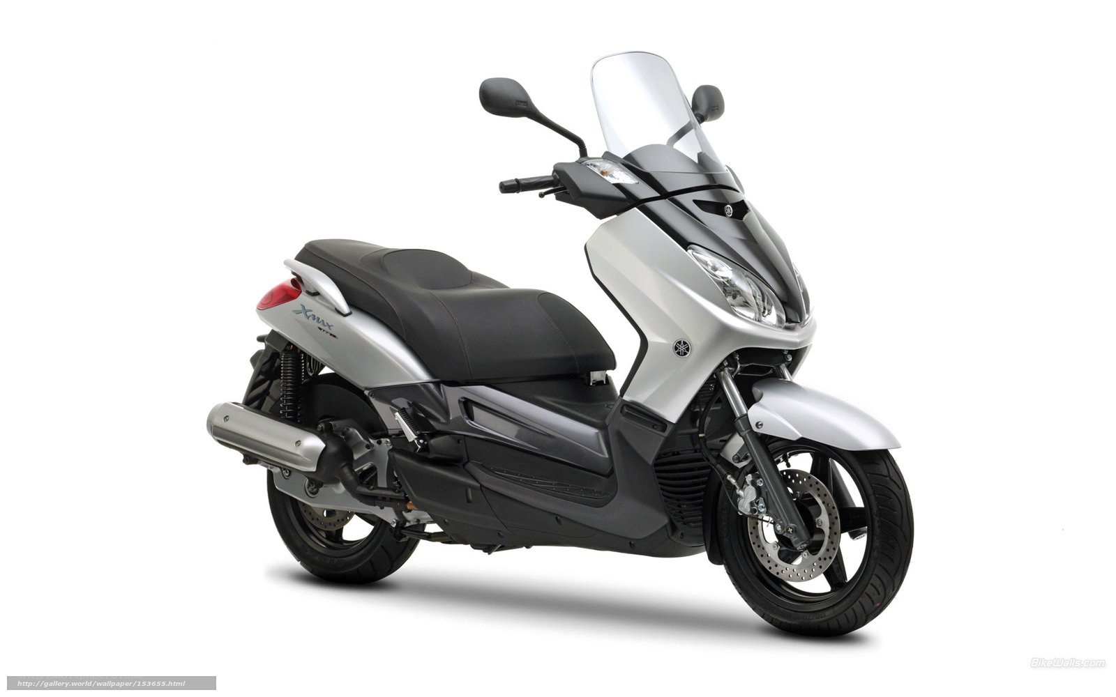 silver yamaha scooter