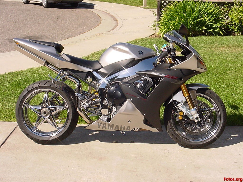 silver yamaha sportbike