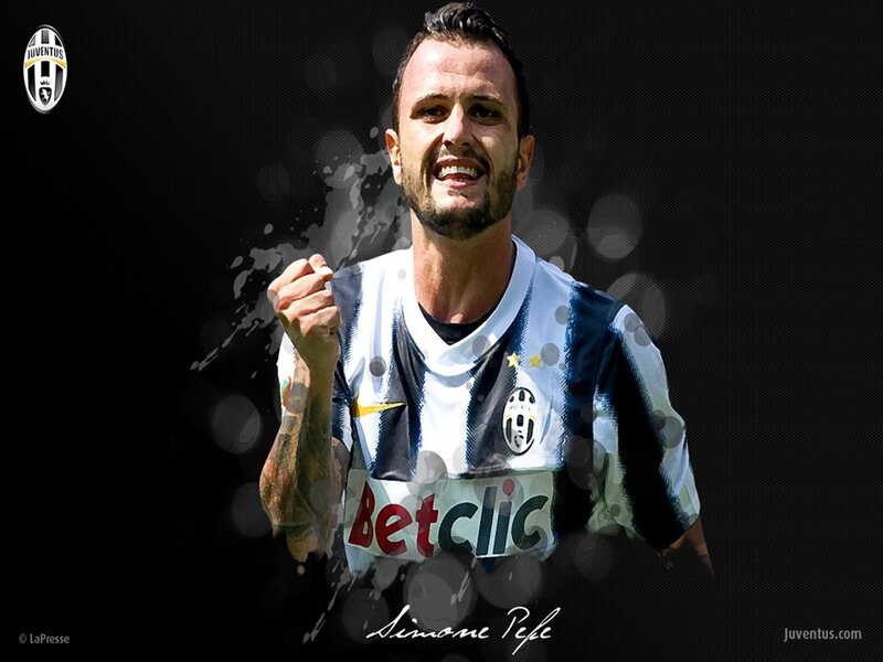 Simone Pepe celebrates in Juventus jersey