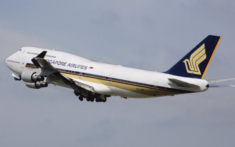 Singapore Airlines Boeing 747 in flight