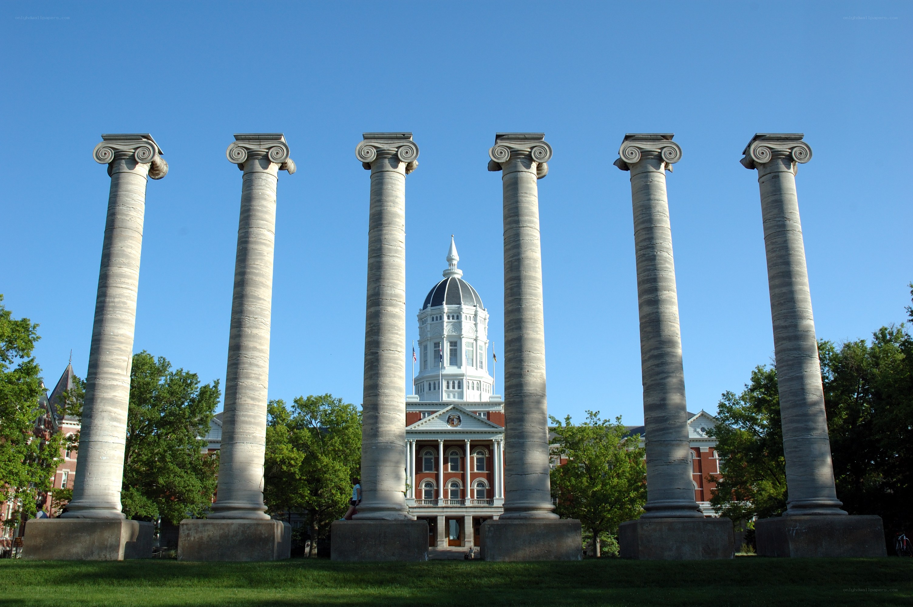 Six columns with a domed building