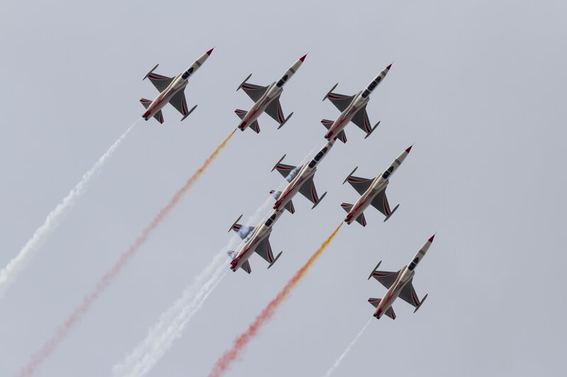 Six Jets in Formation — Gray, Dynamic