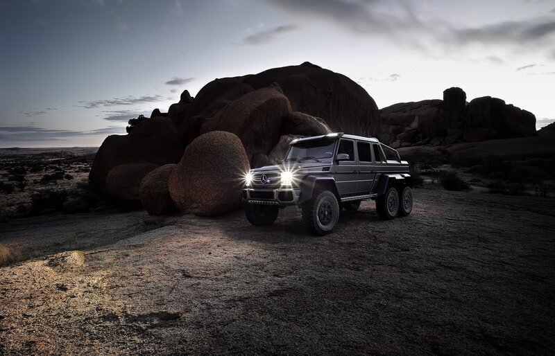 Six-wheeled SUV