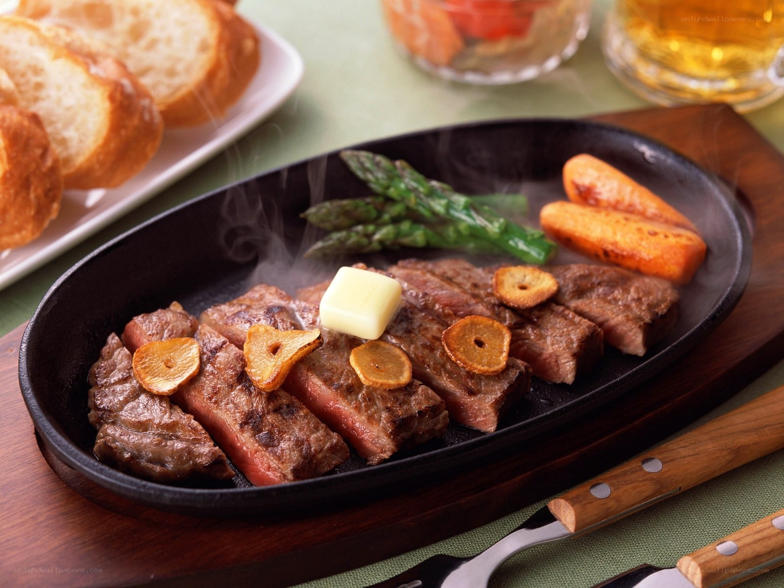 Sizzling steak with vegetables