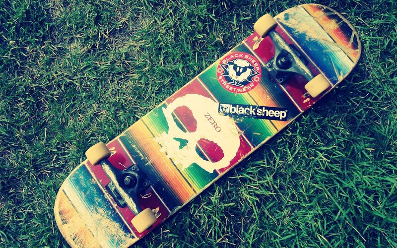Skateboard on Grass — Green