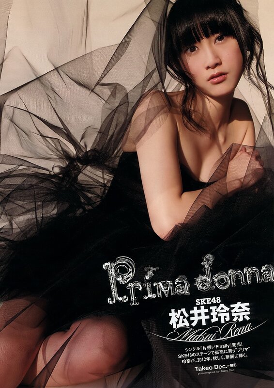 SKE48 member in black dress