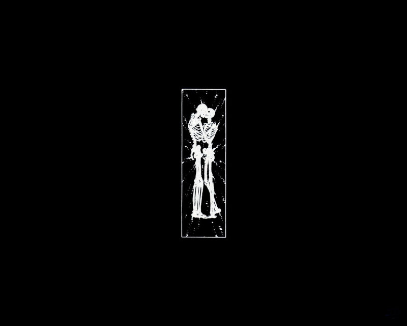 skeleton couple kissing