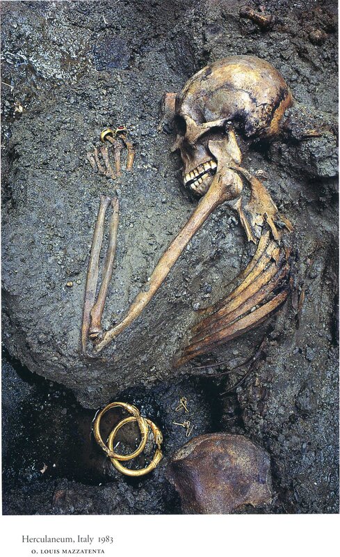 Skeleton with gold jewelry in Herculaneum