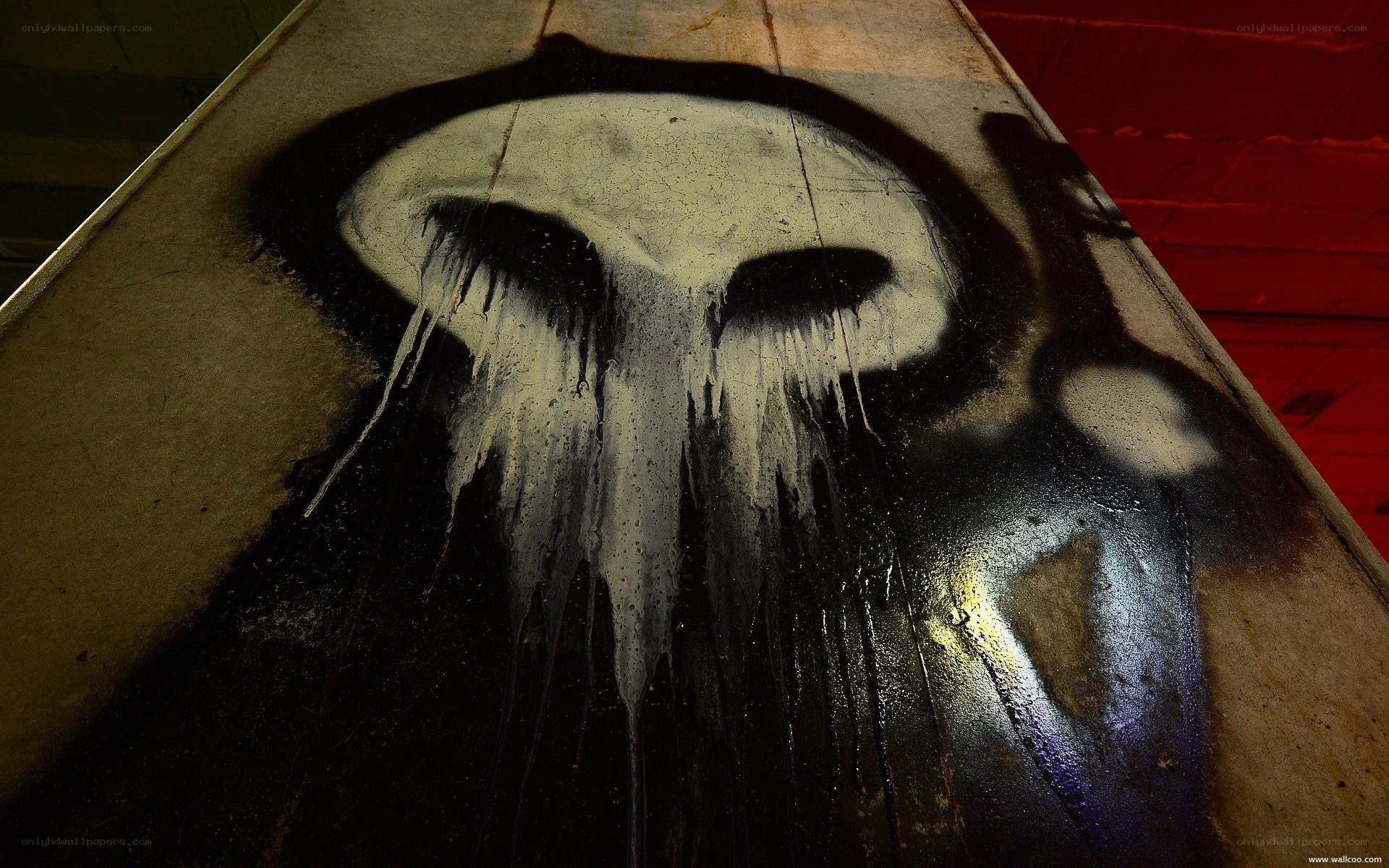 skull graffiti on concrete