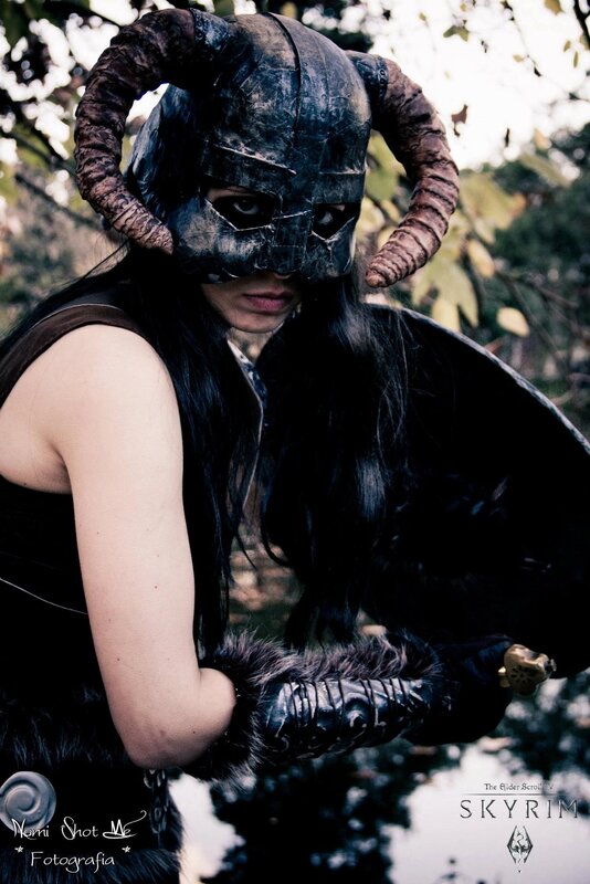 Skyrim character cosplayer