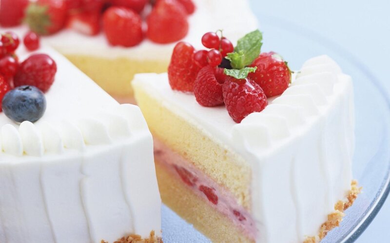 Slice of Berry Cake — White, Fresh
