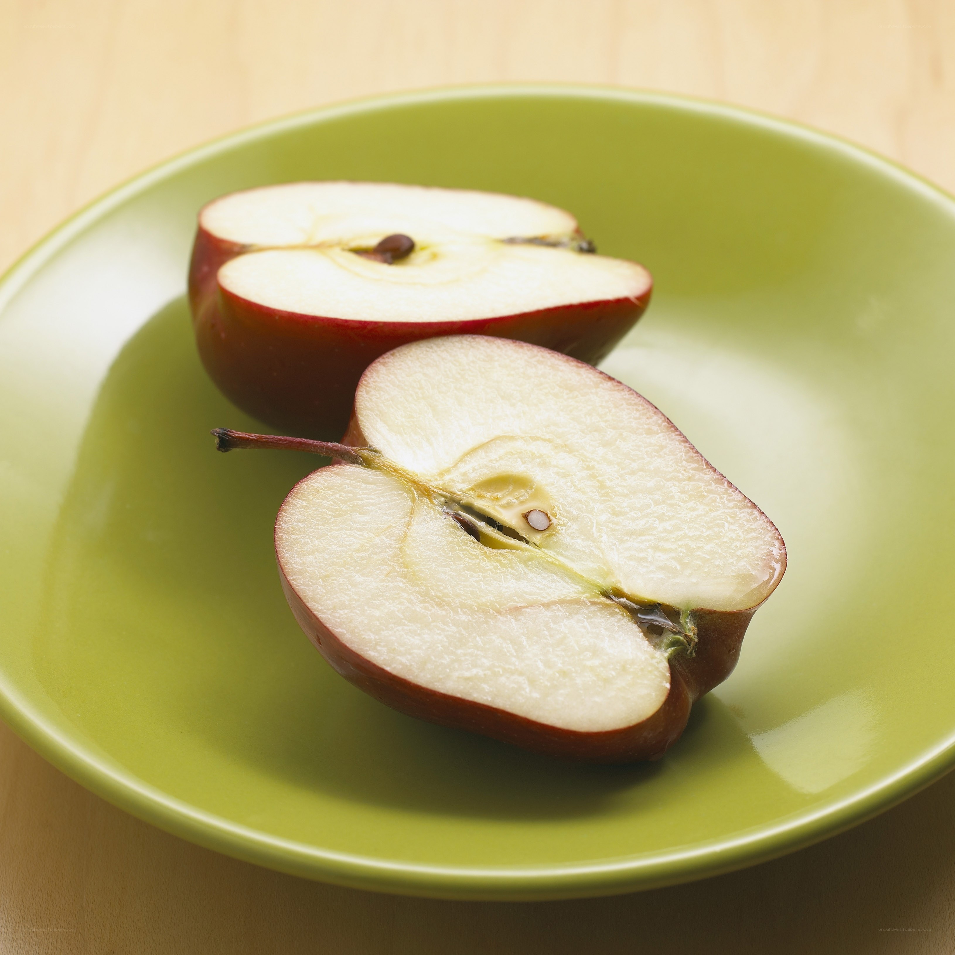 sliced apple on green plate
