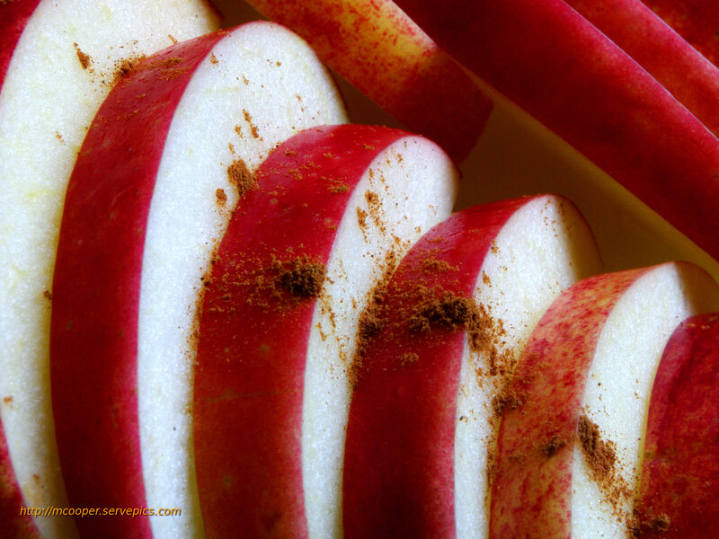 sliced apples with cinnamon