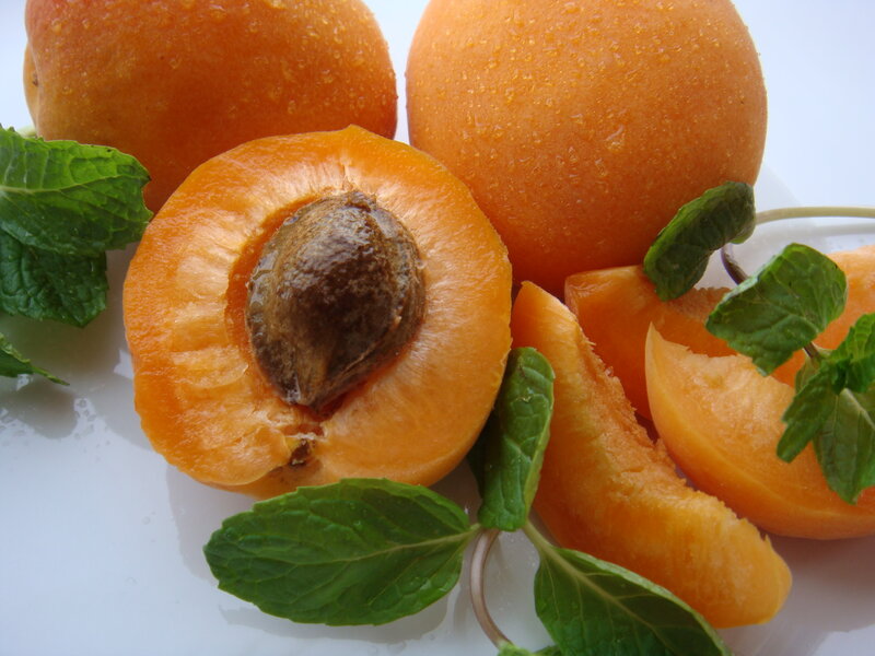 Sliced Apricots with Mint