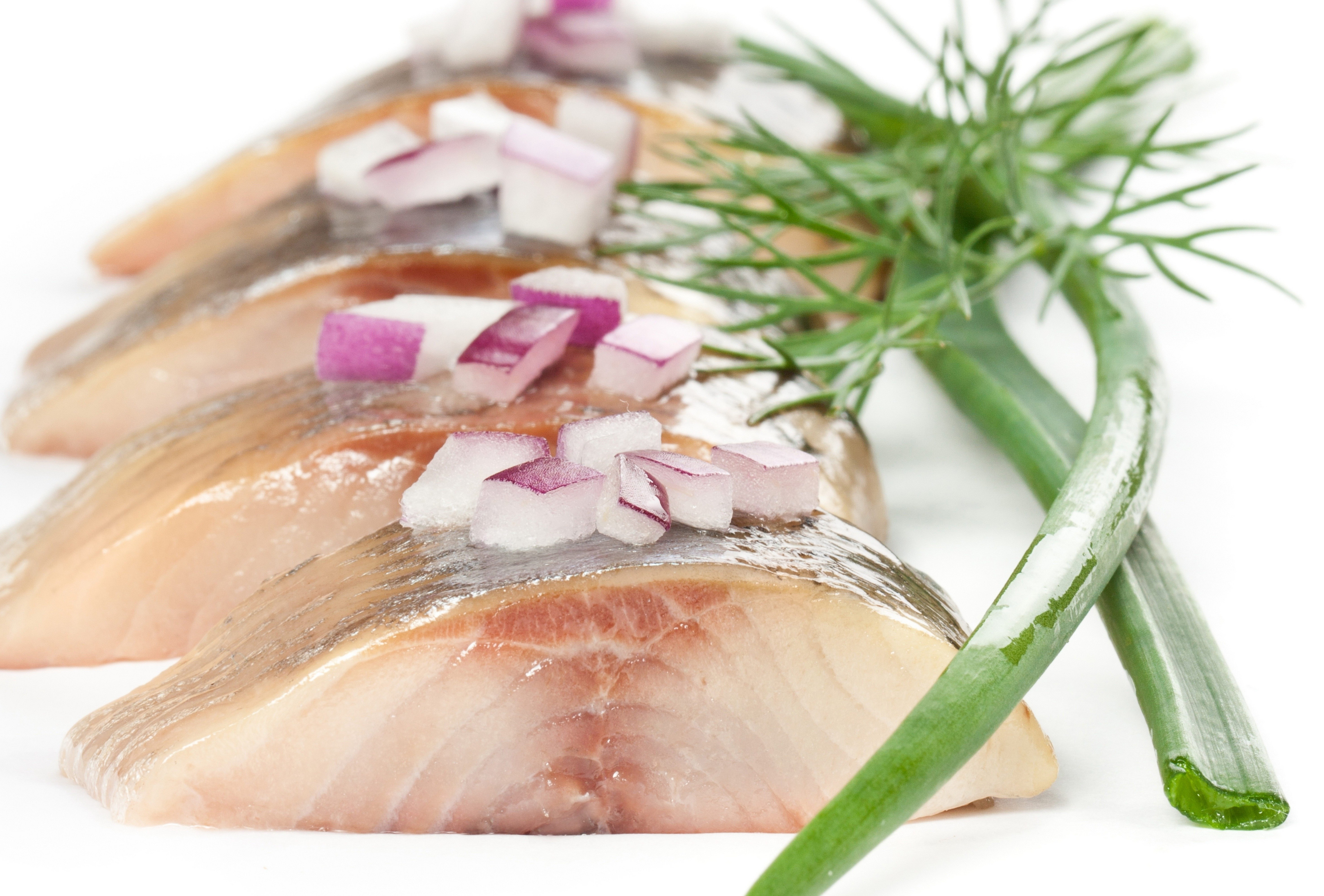Sliced fish with onions and dill