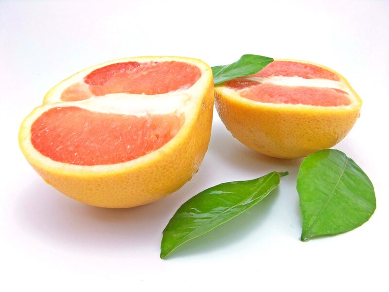 sliced grapefruit with leaves