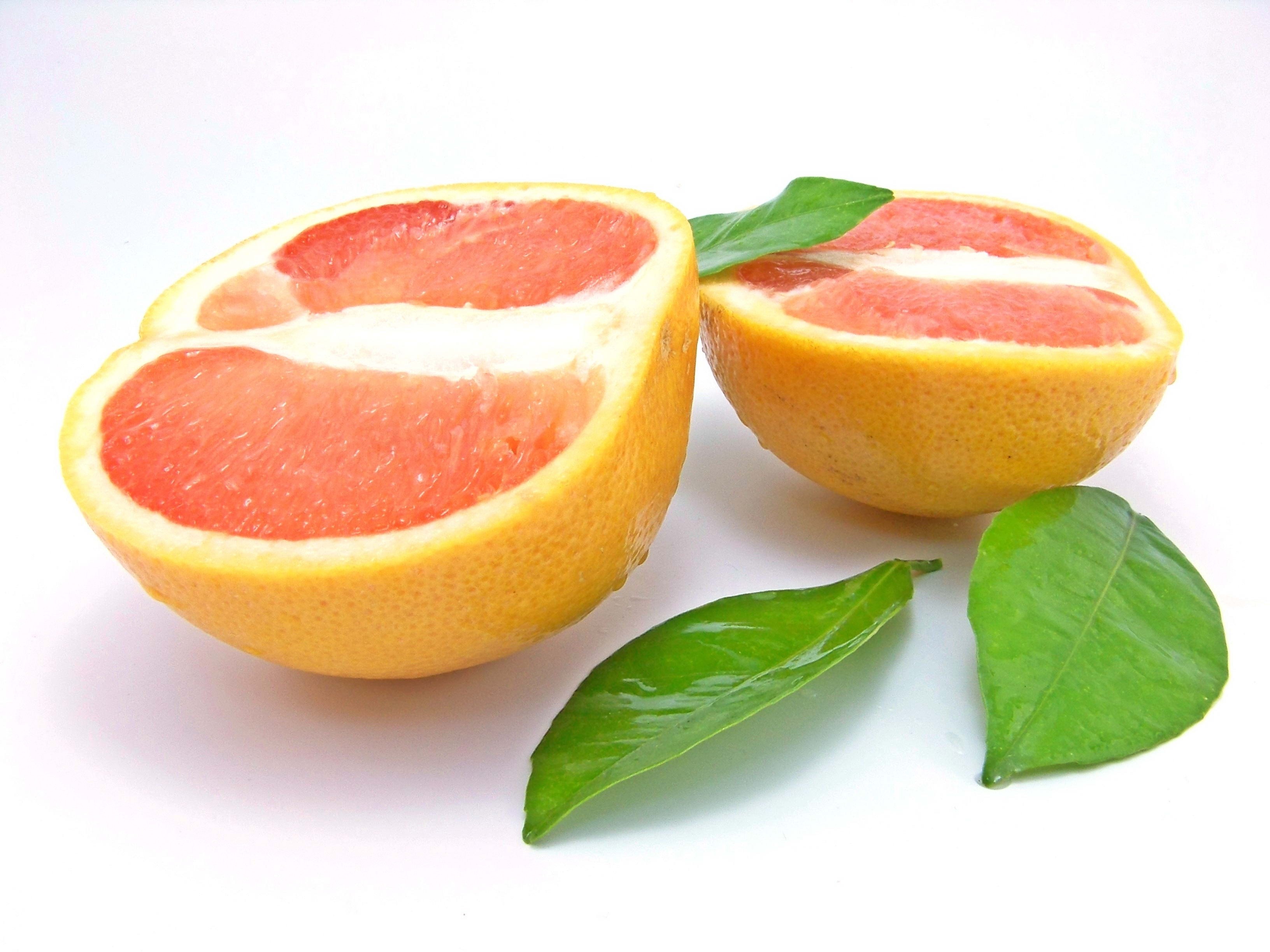 sliced grapefruit with leaves