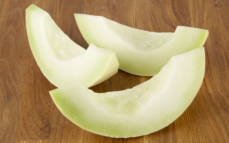 sliced green cantaloupe pieces