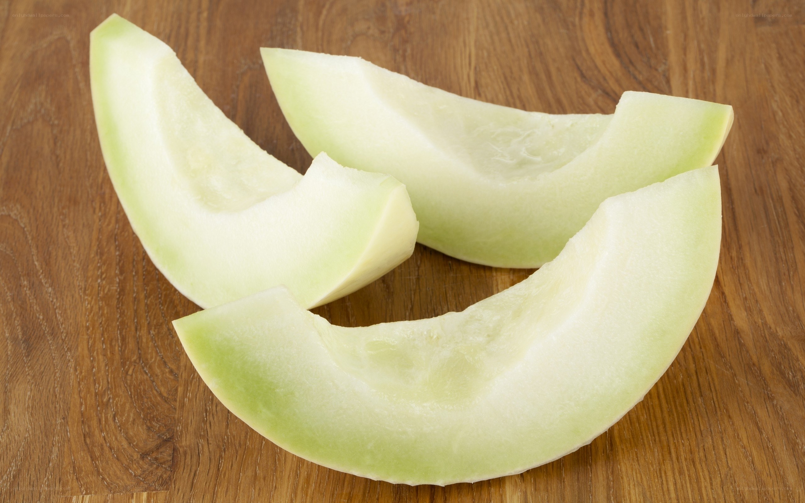sliced green cantaloupe pieces