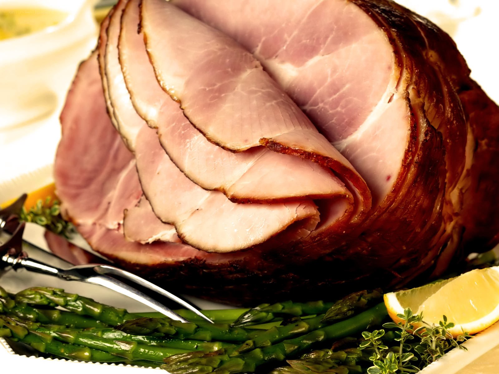Sliced ham with asparagus