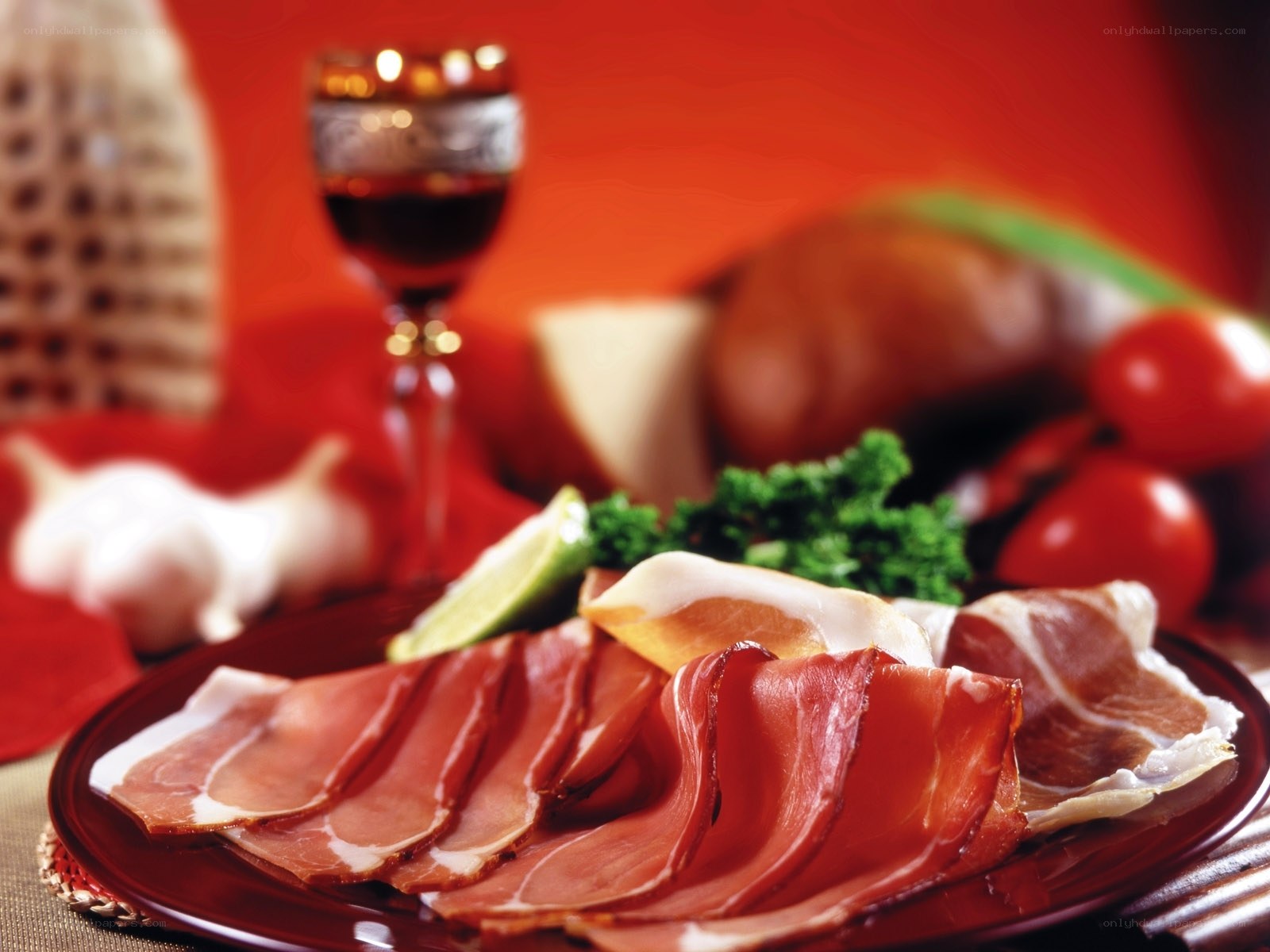 Sliced ham with wine and garnish