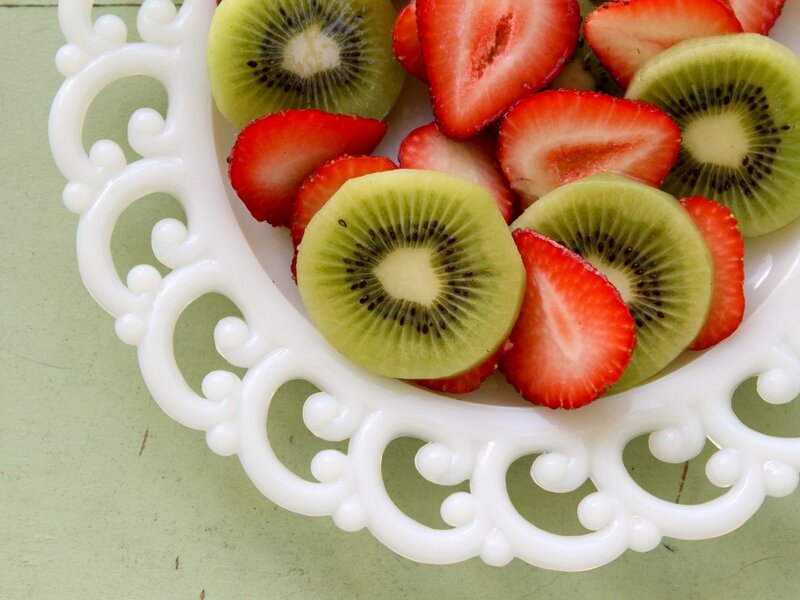 Sliced Kiwi and Strawberries — Green, Fresh