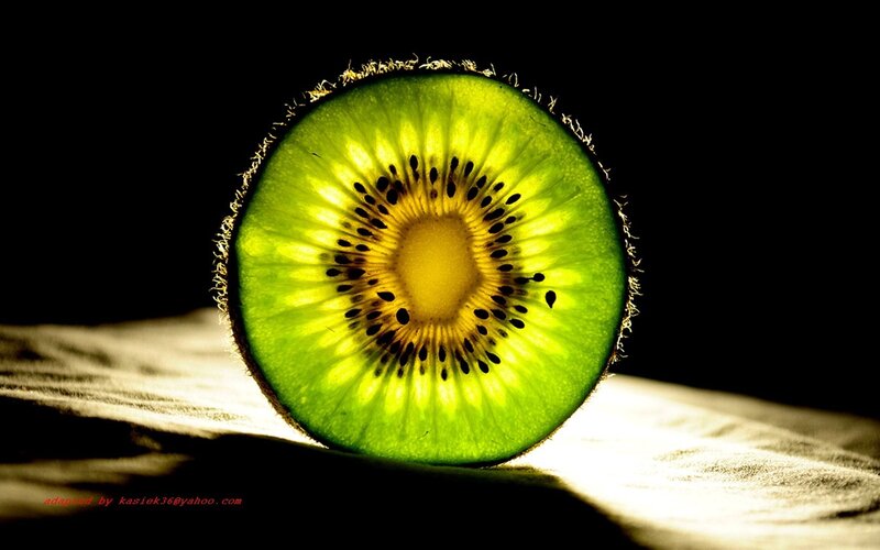 sliced kiwi fruit