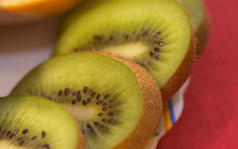 sliced kiwi fruit