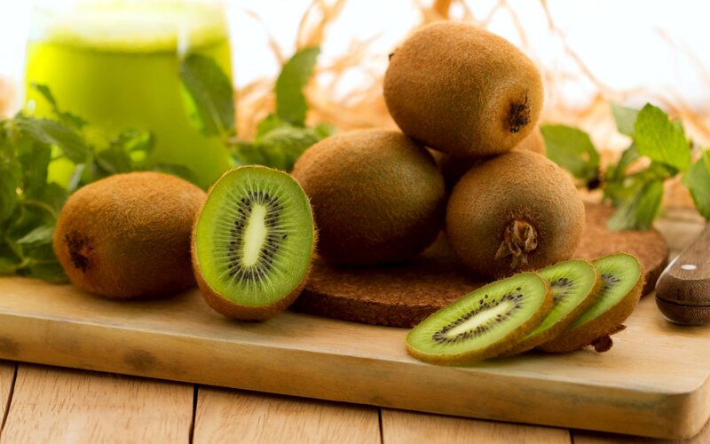 Sliced Kiwi Fruit — Green, Fresh, Photograph