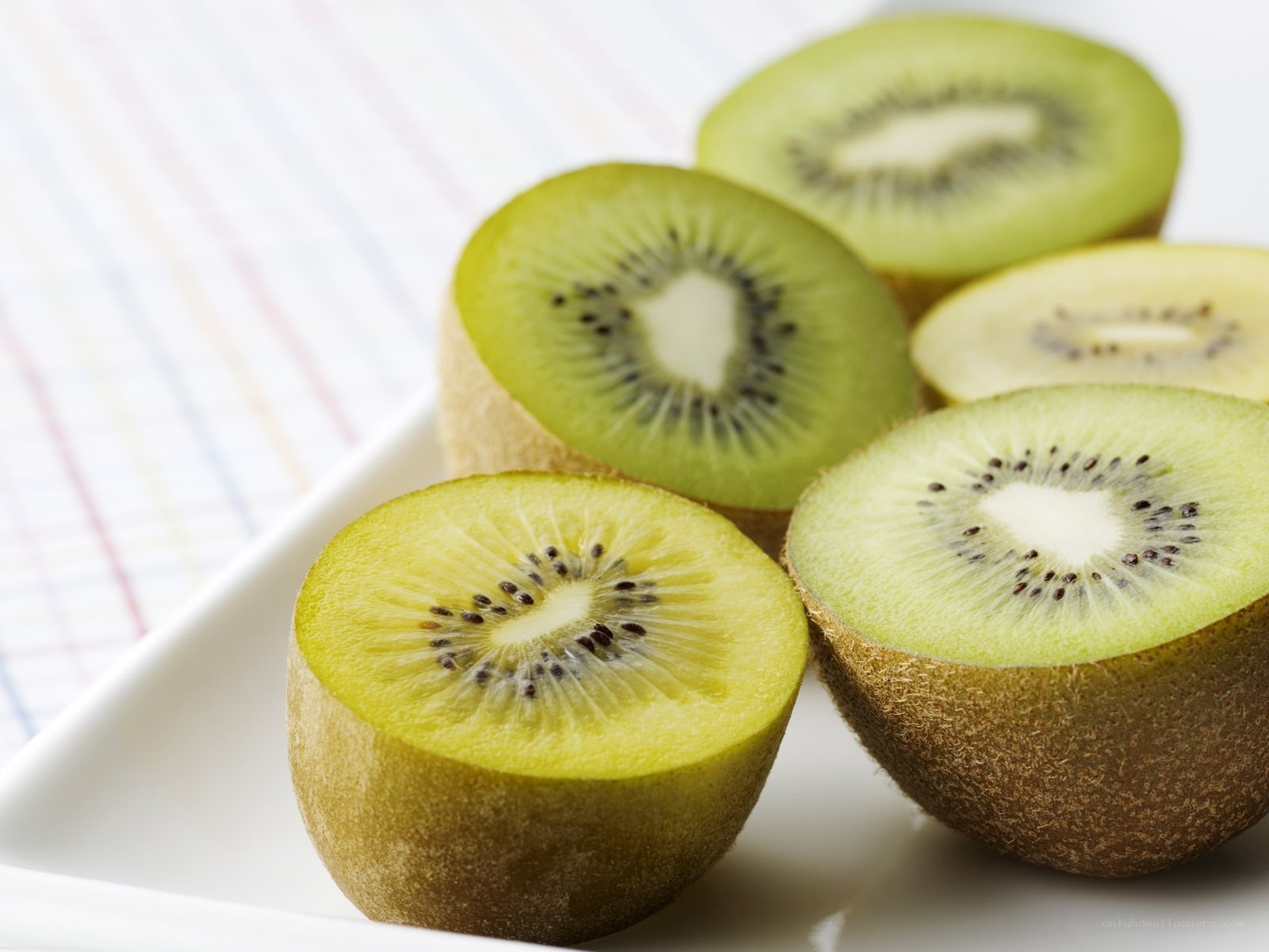 sliced kiwi fruit on a plate