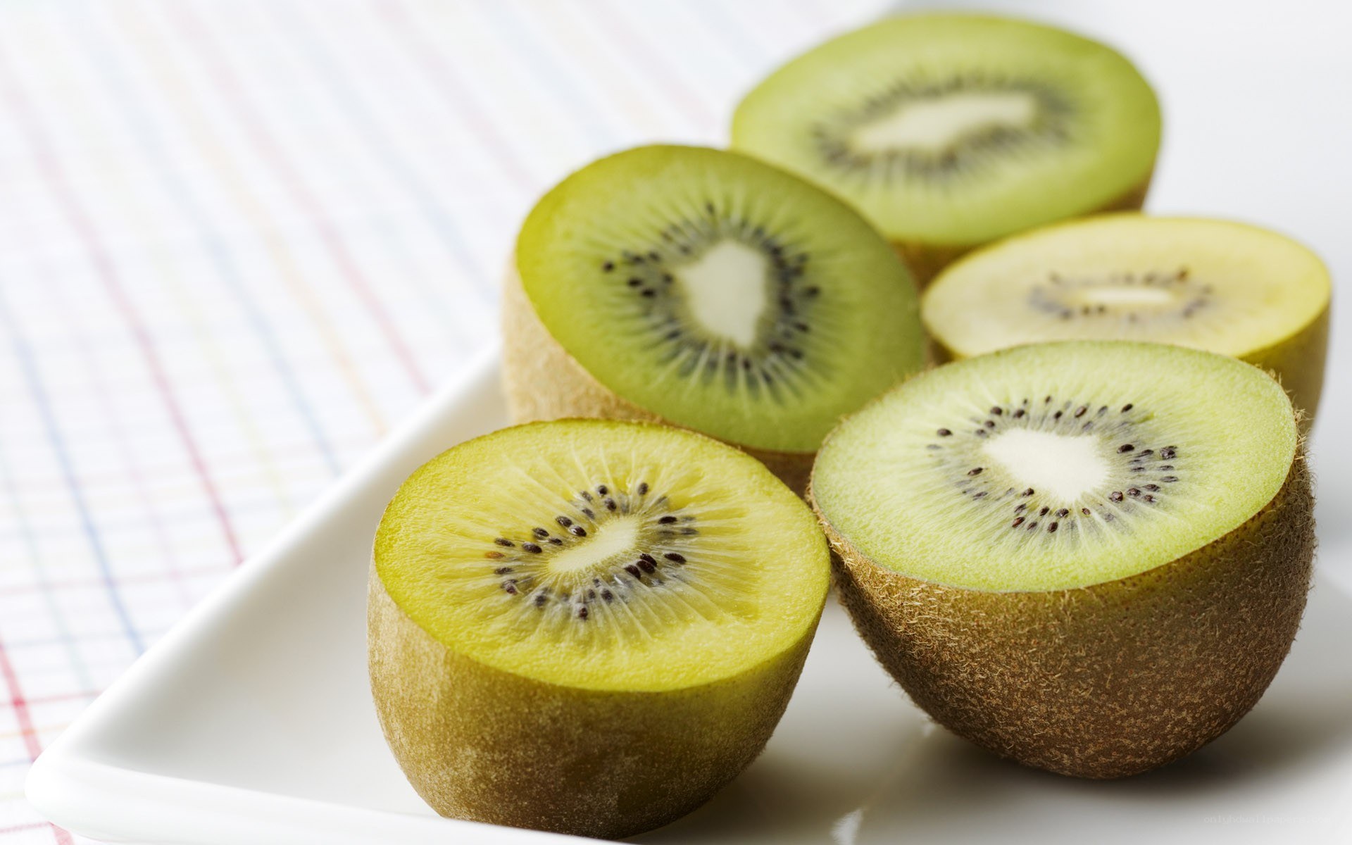 sliced kiwi fruit on plate