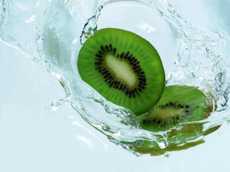 sliced kiwi in splashing water