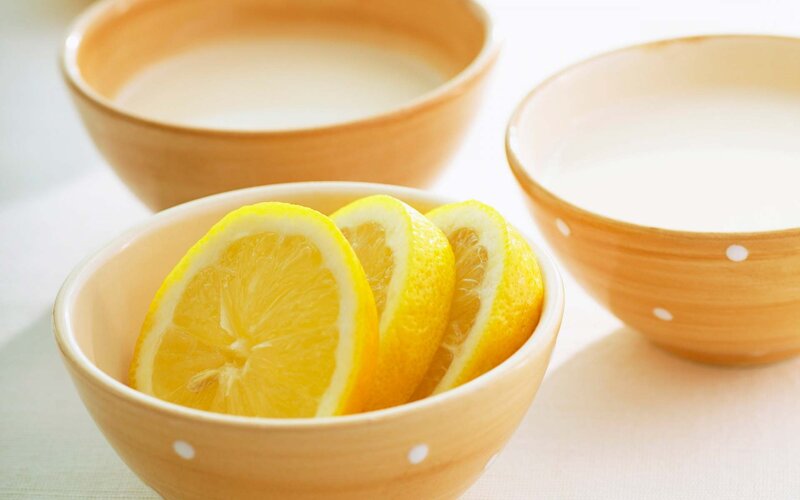 Sliced Lemons in Bowl — Yellow