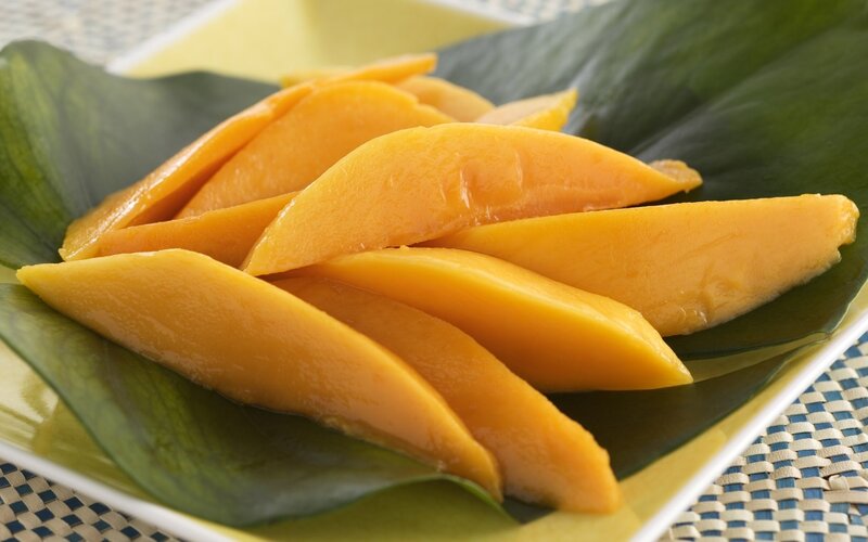 sliced mango on a leaf
