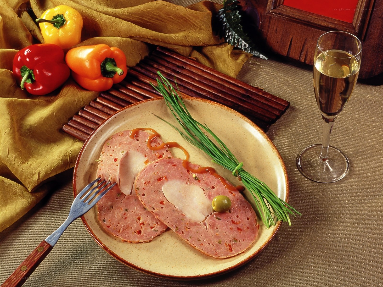 Sliced meat with peppers and wine