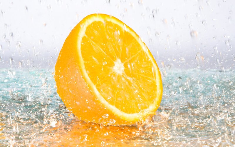 Sliced Orange in Water — Dynamic, Photograph, Splashes