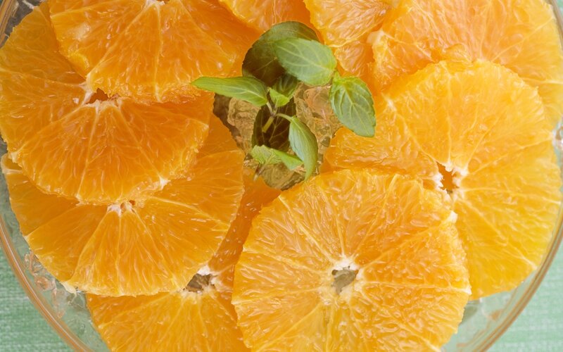 sliced oranges with mint