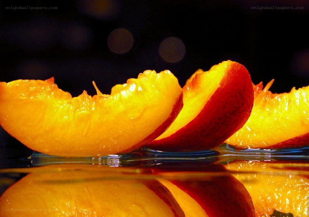 sliced peaches in water