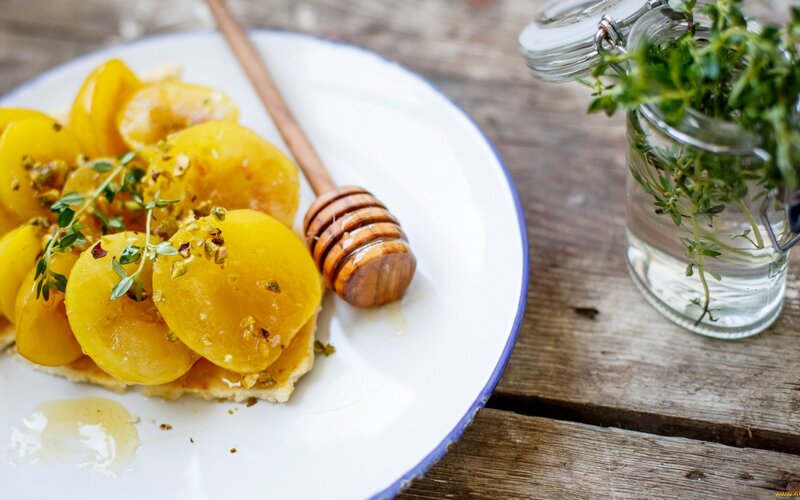 Sliced Peaches on Tart