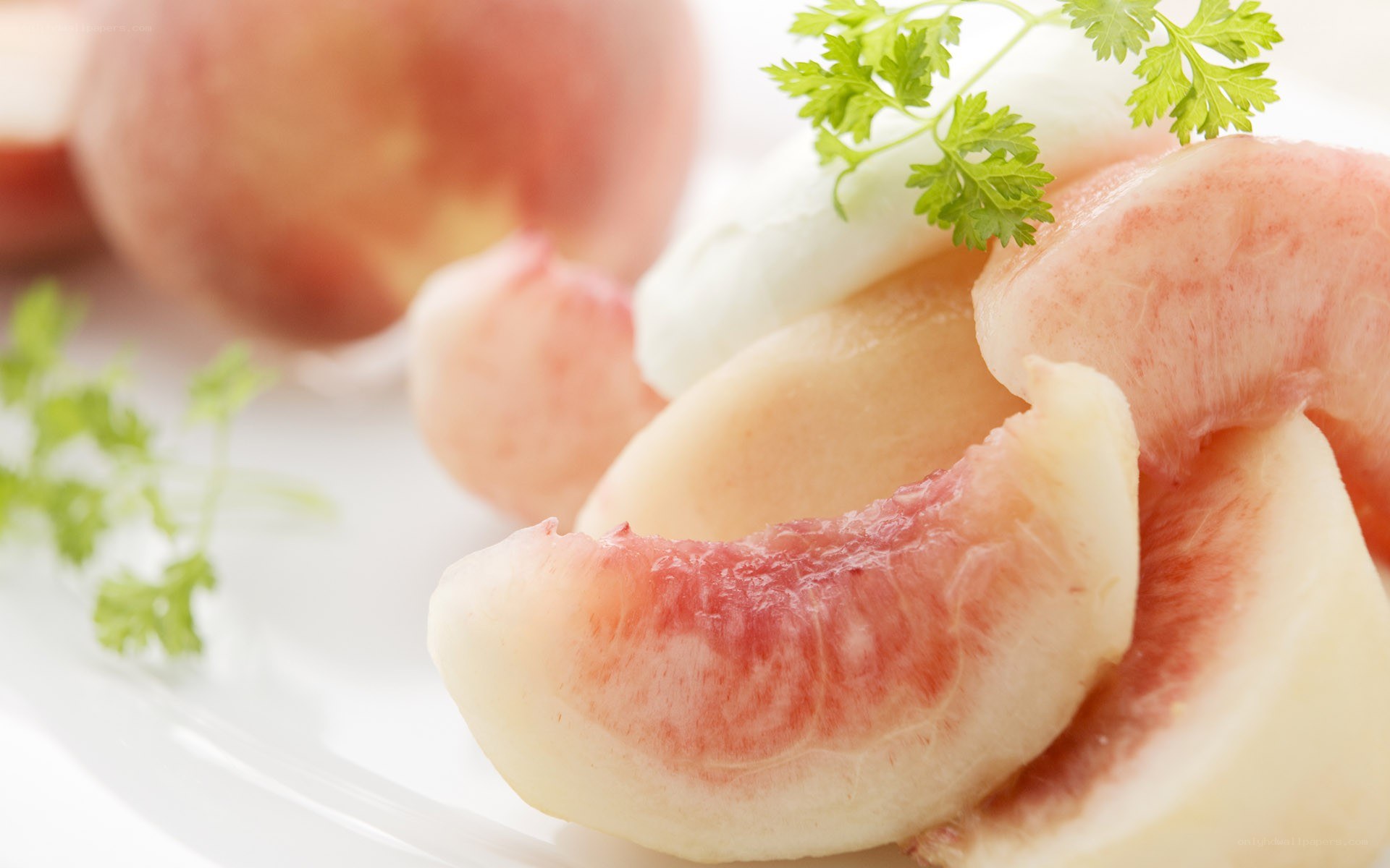 Sliced peaches with parsley