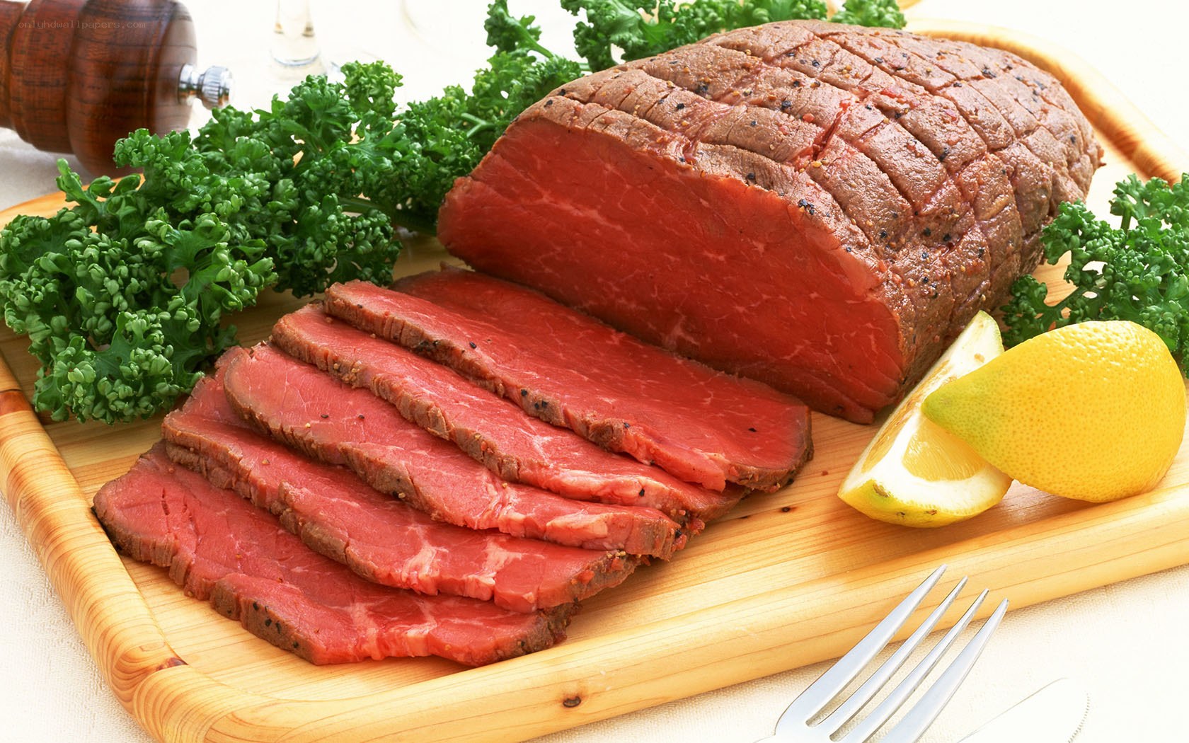 Sliced roast beef with lemon