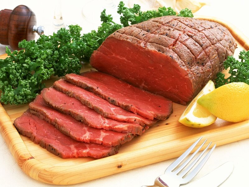 Sliced roast beef with lemon