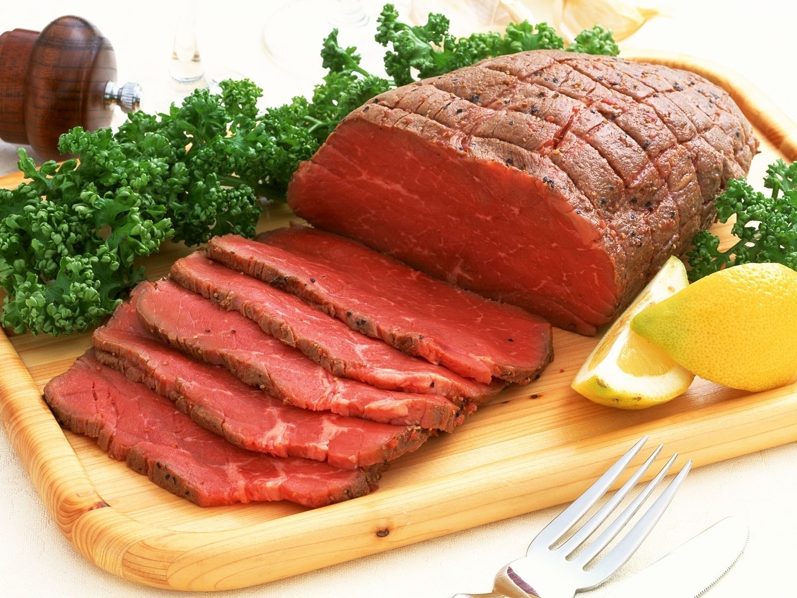 Sliced roast beef with lemon