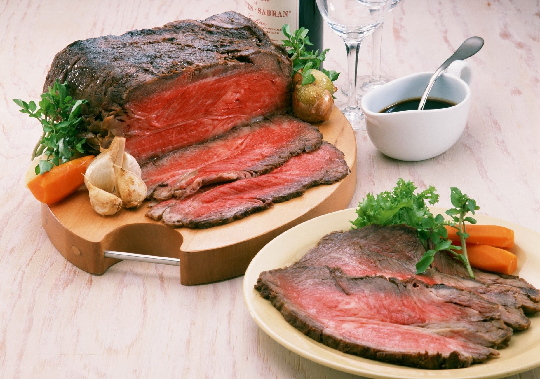 Sliced roast beef with sauce