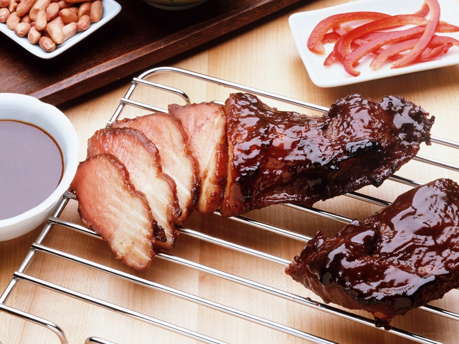 Sliced roasted pork with sauce