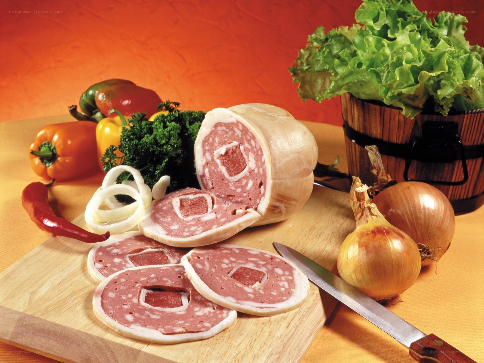 Sliced salami with fresh vegetables