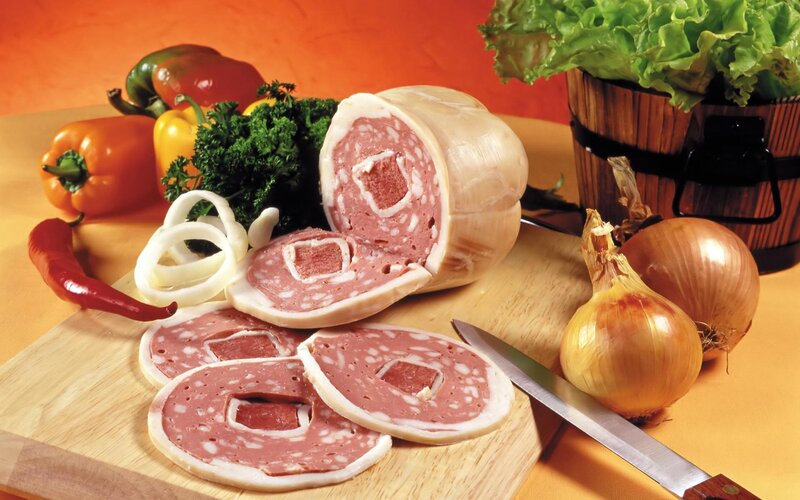 Sliced salami with vegetables